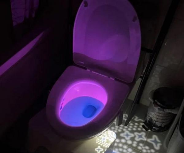 RGB-подсветка для унитаза. Мелочь, а приятно — именно так можно описать эту необычную подсветку! Фото.