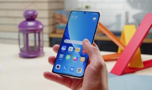 Характеристики Xiaomi 12. Xiaomi 12 очень удобно пользоваться одной рукой. Фото: GSMArena Official. Фото.