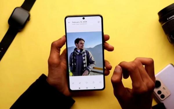 Телефоны с лучшим искусственным интеллектом. Смартфоны Xiaomi имеют классный фоторедактор, работающий на базе ИИ. Фото: Sumit Obroy. Фото.