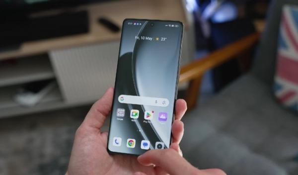 Характеристики realme GT 6. realme GT 6 получил экран с огромным запасом яркости. Фото: The Tech Chap. Характеристики realme GT 6. realme GT 6 получил экран с огромным запасом яркости. Фото: The Tech Chap. Фото.
