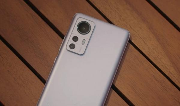 Стоит ли покупать Xiaomi 12 в 2024 году. Нужно поторопиться, ведь остатки Xiaomi 12 разберут очень быстро. Фото.
