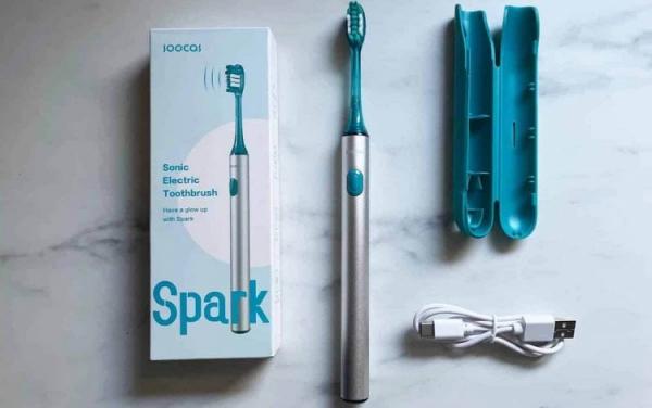 Бесплатный футляр для зубной щетки. Soocas Spark поставляется в комплекте с футляром. Фото.