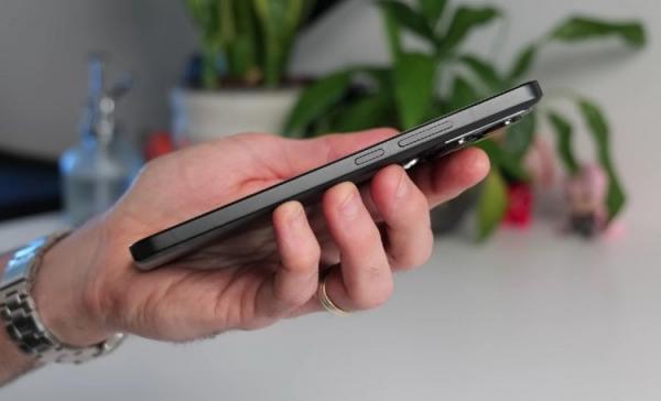 Дизайн POCO F6 и POCO F6 Pro. За счет металлической рамы POCO F6 Pro ощущается как более дорогое устройство. Фото: Tech Spurt. Дизайн POCO F6 и POCO F6 Pro. За счет металлической рамы POCO F6 Pro ощущается как более дорогое устройство. Фото: Tech Spurt. Фото.