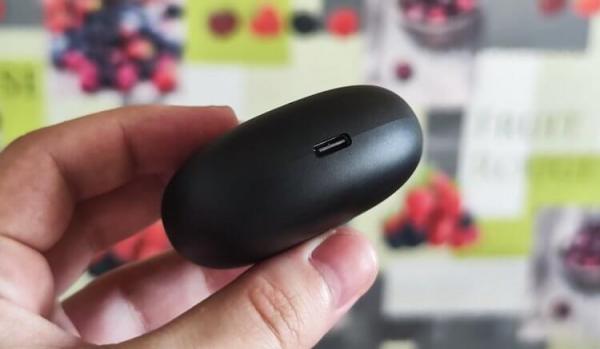 Комплектация и дизайн realme Buds T110. Заряжаются наушники через порт USB-C. Комплектация и дизайн realme Buds T110. Заряжаются наушники через порт USB-C. Фото.