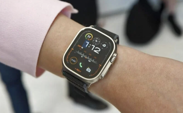 Что Samsung скопировала у Apple. Примерно так и будут выглядеть новые Galaxy Watch. Это, если что, Apple Watch Ultra. Изображение: Mail.ru. Фото.