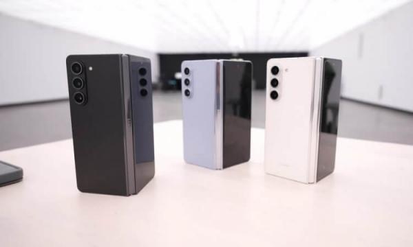 Какие смартфоны выпускают Apple и Samsung. Apple не выпускает смартфоны с гибким экраном, однако целесообразность подобных устройств крайне сомнительна. Фото: Unbox Therapy. Фото.