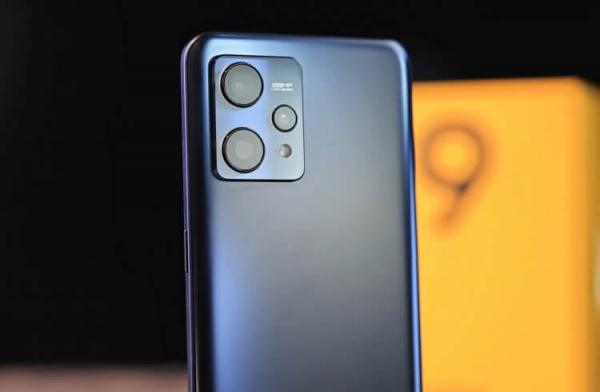 Чем отличаются смартфоны. А вот так выглядит realme 9 4G. Фото.