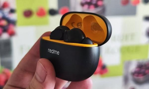 Комплектация и дизайн realme Buds T110. В черном исполнении кейс наушников приятен на ощупь и, кажется, даже не царапается. Комплектация и дизайн realme Buds T110. В черном исполнении кейс наушников приятен на ощупь и, кажется, даже не царапается. Фото.