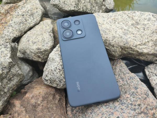 Стоит ли покупать Redmi Note 13. Черный чехол намного практичнее прозрачного. Фото.