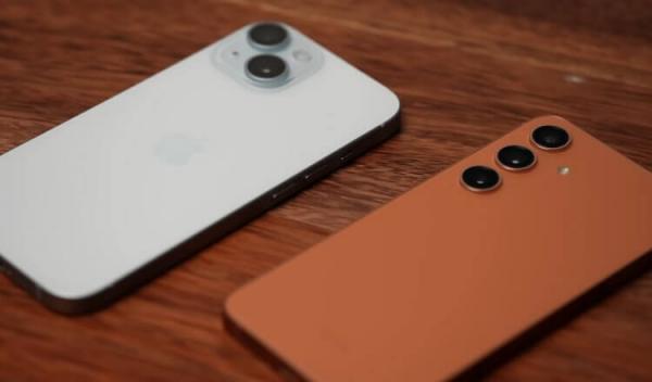 Сравнение Galaxy S24 и iPhone 15. Технически отличий между iPhone 15 и Galaxy S24 не так много, как может показаться изначально. Фото: Matthew Moniz. Фото.