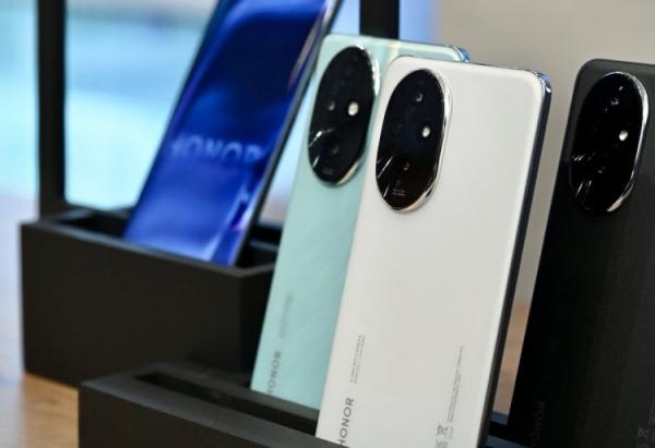 Где дешевле всего купить смартфон HONOR 200. Новинки уже доступны для предзаказа в салонах МТС. Фото.