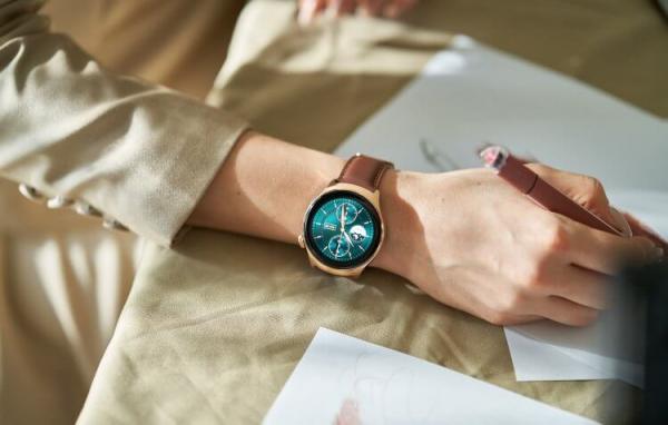 Умные часы с ярким экраном. Яркость экрана Mibro Lite3 Pro такая же, как у Apple Watch Series 8. Фото.