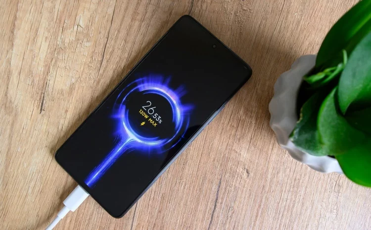 Быстрая зарядка смартфона на Android. Новым смартфонам для быстрой зарядки требуется менее часа. Быстрая зарядка смартфона на Android. Новым смартфонам для быстрой зарядки требуется менее часа. Фото.