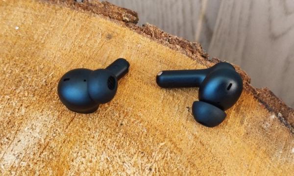 Комплектация и дизайн realme Buds T110. Наушники сделаны из того же материала, что и кейс. Комплектация и дизайн realme Buds T110. Наушники сделаны из того же материала, что и кейс. Фото.