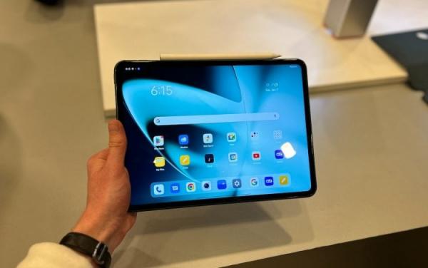 Устройства OnePlus. Чем тоньше рамки, тем сложнее держать тяжелый планшет одной рукой. Это же не смартфон. Изображение: TechRadar. Фото.