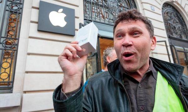 Apple — американский бренд. Айфон — статус, за которым многие продолжают гнаться. Фото.