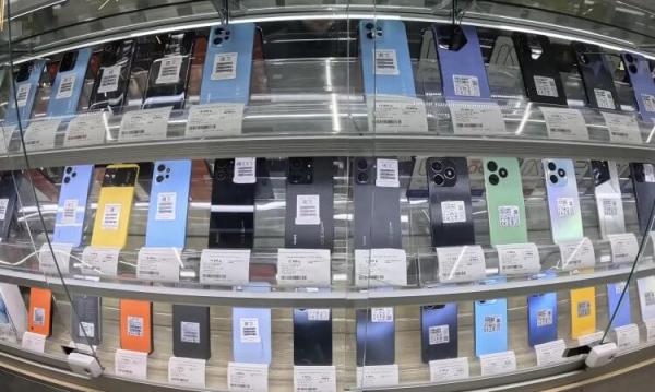 Стоит ли покупать дорогой смартфон. Если захотите сэкономить, вам точно будет из чего выбрать. Фото.