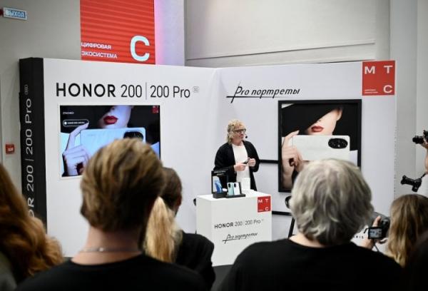 Смартфон на Snapdragon 8s Gen 3. Подчеркивая основную направленность смартфонов на фото, на презентацию пригласили известного фотографа Олега Зотова, который рассказал, что к чему. Фото.
