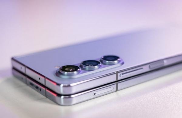 Samsung Galaxy Z Fold 6 против Galaxy Z Fold 5: дизайн. Защита от пыли в этом году лучше. Изображение: Overclockers.ru. Samsung Galaxy Z Fold 6 против Galaxy Z Fold 5: дизайн. Защита от пыли в этом году лучше. Изображение: Overclockers.ru. Фото.