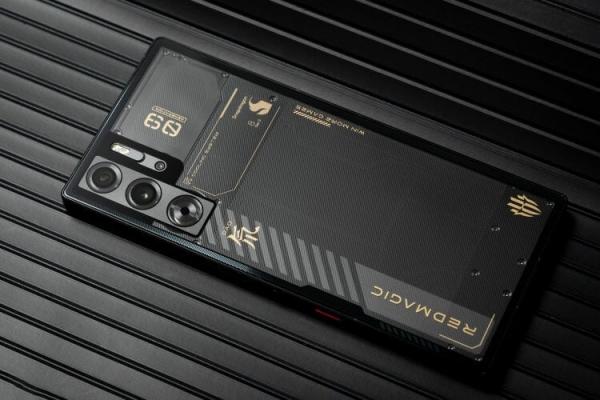 Игровой смартфон RedMagic 9S Pro. Это тот же смартфон, что и на обложке. Фото: Vopmart.com. Игровой смартфон RedMagic 9S Pro. Это тот же смартфон, что и на обложке. Фото: Vopmart.com. Фото.