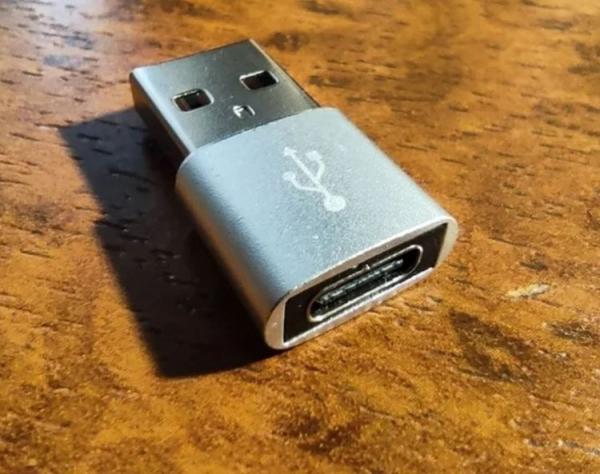 Переходник с Type-C на USB-A. Этот переходник занимает минимум места и стоит очень дешево. Фото.