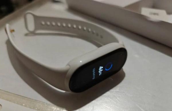 Лучший фитнес-браслет 2024. Керамический Mi Band 9 не даст забыть о делах и будет отличным спутником для будущего криптомиллионера. Фото.