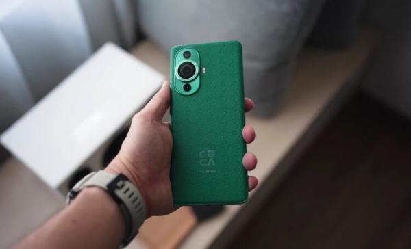 Сравнение Huawei Pura 70 и Huawei Nova 11 Pro. Нередко доступные смартфоны выглядят даже красивее, чем некоторые флагманы. Фото.