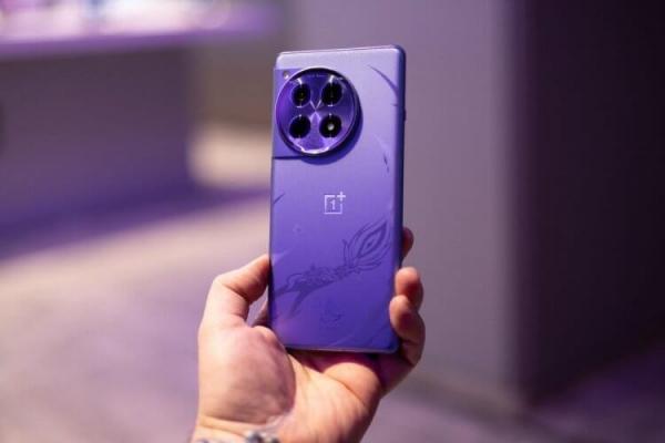 OnePlus 12R в дизайне Genshin Impact. Выглядит и правда очень красиво. Фото: CNET. OnePlus 12R в дизайне Genshin Impact. Выглядит и правда очень красиво. Фото: CNET. Фото.