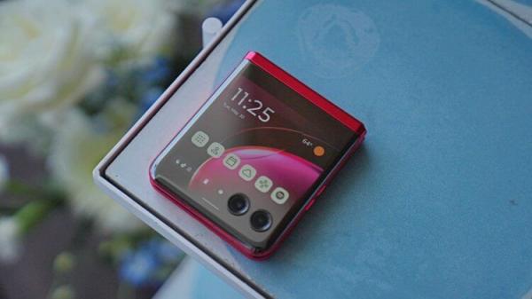 Motorola Razr 2024 — самый красивый складной смартфон. Попробуйте найти складной смартфон красивее. Фото: Smartprix. Motorola Razr 2024 — самый красивый складной смартфон. Попробуйте найти складной смартфон красивее. Фото: Smartprix. Фото.