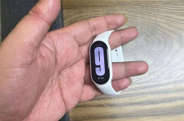 Фитнес-браслет с большим экраном. Несмотря на компактные размеры, Smart Band 9 имеет крупный экран на 1,62-дюйма. Фото.