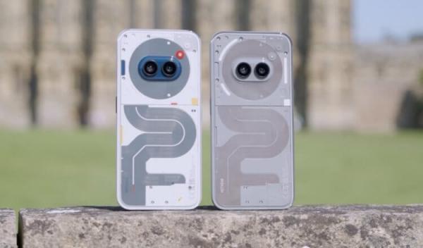 Сравнение Nothing Phone (2a) vs Nothing Phone (2a) Plus. Очень похожие смартфоны с минимальными отличиями. Фото: The Tech Chap. Фото.