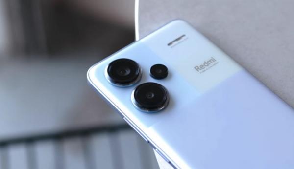 Чем отличаются телефоны Redmi. Под брендом Redmi выходят недорогие смартфоны и крепкие середняки с упором на камеры. Фото: Lim Reviews. Фото.