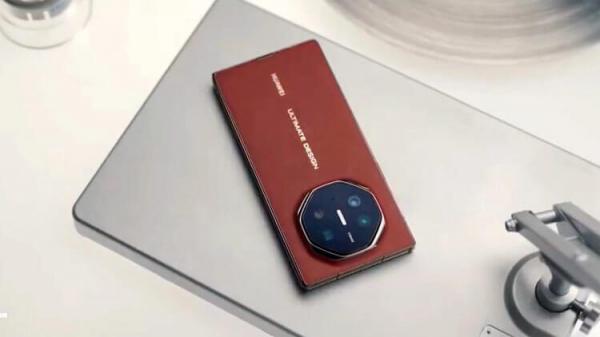 Продажи и цена Huawei Mate XT в России. А ведь в сложенном состоянии это просто обычный смартфон. Фото: РБК. Продажи и цена Huawei Mate XT в России. А ведь в сложенном состоянии это просто обычный смартфон. Фото: РБК. Фото.
