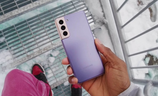 Когда выйдет Андроид 15 на Самсунг. Даже старичок Galaxy S21 должен получить обновление. Фото: Marques Brownlee. Фото.