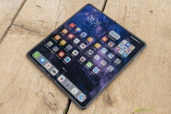 Почему складные смартфоны Huawei лучше. Автор AndroidInsider.ru Артем Сутягин считает Huawei Mate X3 одним из лучших складных смартфонов ever. Фото.