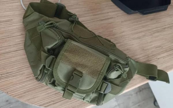 Поясная сумка с карманами. Поясная сумка пригодится не только любителям туризма, но и тем, кто просто любит носить с собой много вещей. Фото.