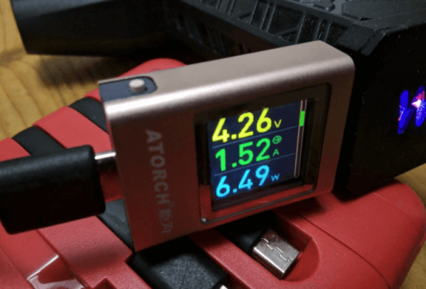 USB-тестер для зарядного устройства. Изображение: AliExpress. Фото.