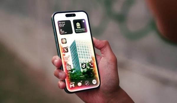 Отличия iPhone 16 Plus и Galaxy S24+. Plus-версии — это те же базовые модели, только с увеличенным экраном. Фото: Noah Herman. Фото.