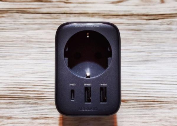 Зарядное устройство для телефона. Многофункциональная зарядка от UGREEN позволит зарядить сразу несколько гаджетов. Фото.