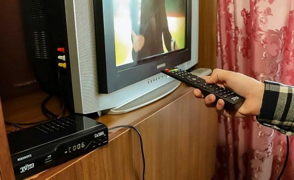 Удобно ли пользоваться ТВ-приставкой. Приставка — это лишний пульт и провода. Фото.