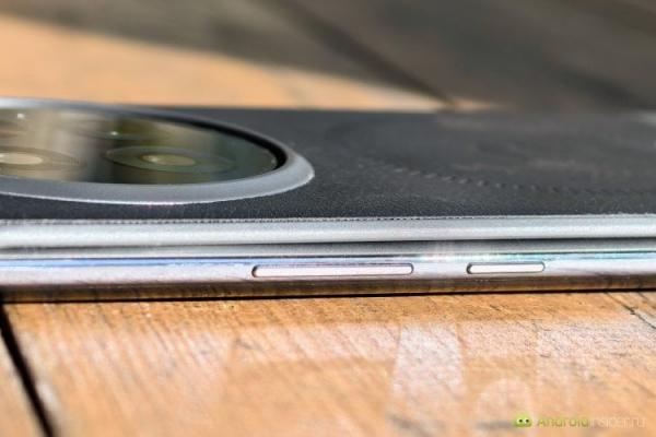 Можно ли играть на Infinix Zero 40 5G. Все кнопки управления на одной стороне. Фото.