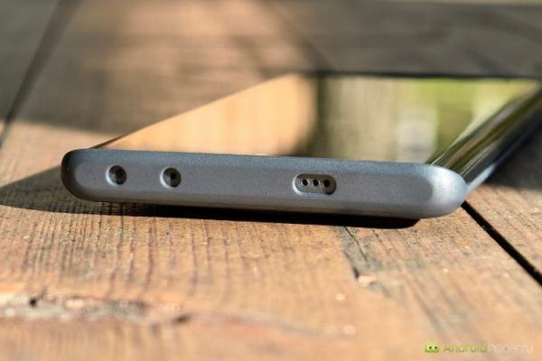 Обзор Infinix Zero 40 5G. Комплектный чехол надежно защищает грани, но не кажется громоздким. Фото.