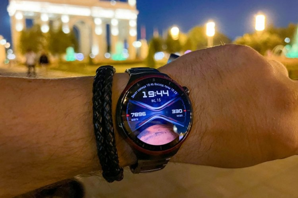 Преимущества Huawei Watch 4 Pro Space Edition. В темноте цвета не такие яркие, как на солнце. Фото.