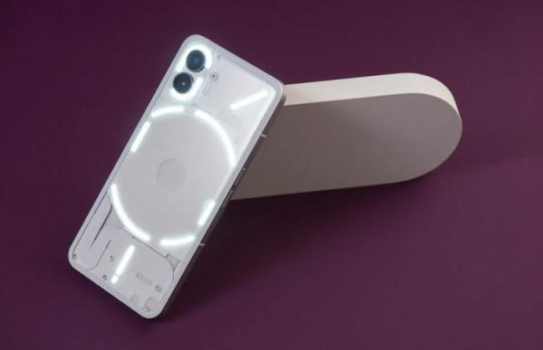 Nothing Phone 2(a) — лучший прозрачный телефон. Nothing Phone 2(a). Изображение: Мобайл Юнион. Фото.