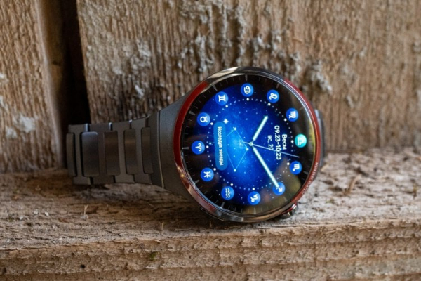 Преимущества Huawei Watch 4 Pro Space Edition. Красный безель смотрится довольно стильно. Фото.