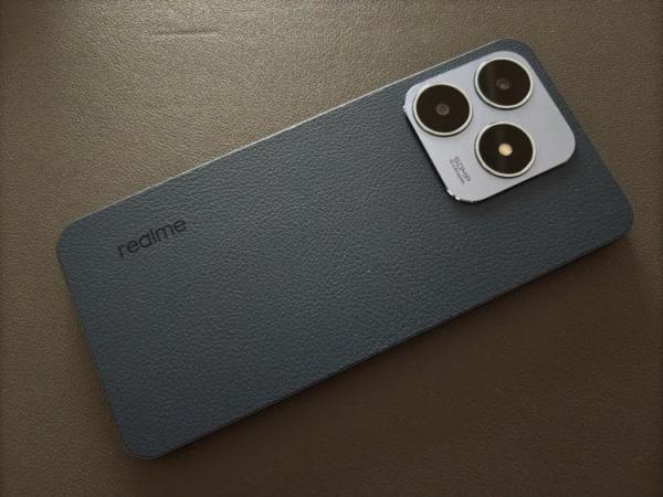 Смартфон с кожаным корпусом. У смартфона приятный корпус из кожи, которая не боится повреждений. Смартфон с кожаным корпусом. У смартфона приятный корпус из кожи, которая не боится повреждений. Фото.