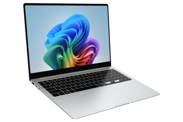 Samsung Galaxy Book 5 Pro - на столе Samsung Galaxy Book 5 Pro - на столе