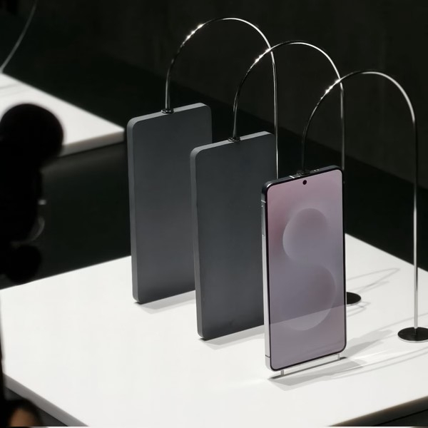 Смартфон Galaxy S25 Edge на выставке Смартфон Galaxy S25 Edge на выставке
