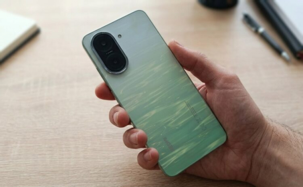Заряжается этот смартфон реально долго. Фото.