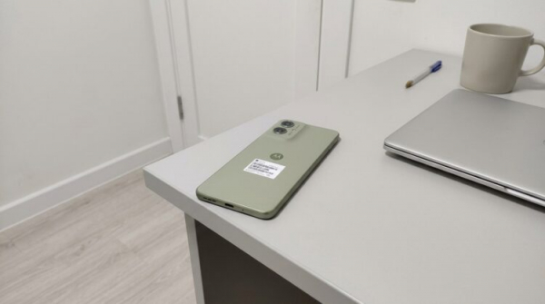 Смартфон Motorola оценят даже те, кто давно пользуется только iPhone. Фото.